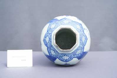 Un vase en porcelaine de Chine en bleu et blanc &agrave; d&eacute;cor de figures dans un paysage, &eacute;poque Transition