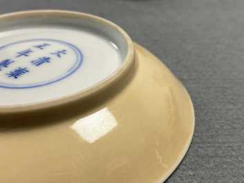 Une paire de coupes en porcelaine de Chine aux dos &eacute;maill&eacute;s caf&eacute; au lait, marque et &eacute;poque de Yongzheng