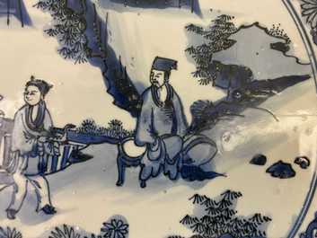 Een grote Chinese blauw-witte kraakporseleinen 'Wang Xizhi' schotel, Wanli