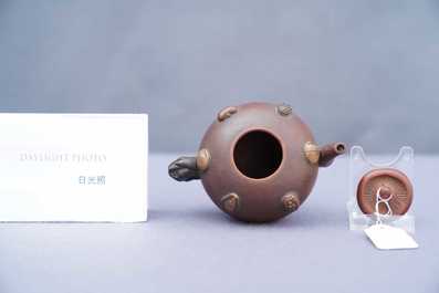 Een Chinese Yixing steengoed theepot met deksel met reli&euml;fdecor van noten, 19/20e eeuw