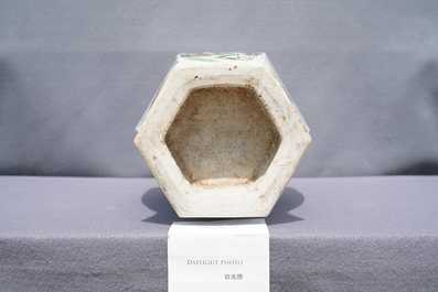 Un vase de forme hexagonale en porcelaine de Chine qianjiang cai, 19&egrave;me