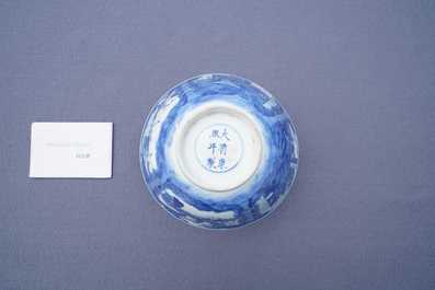 Un bol en porcelaine de Chine en bleu et blanc &agrave; d&eacute;cor de sc&egrave;nes du 'Xi Xiang Ji', marque et &eacute;poque de Kangxi