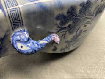 Un vase en porcelaine de Chine en bleu et blanc aux anses en forme de t&ecirc;te d'&eacute;l&eacute;phant, Qianlong