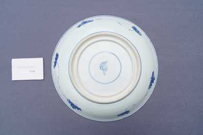 Un plat en porcelaine de Chine en bleu et blanc