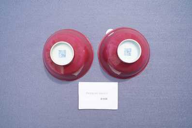 Een paar Chinese monochrome robijnrode kommen, Jiaqing merk en periode