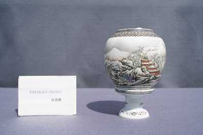 Une lanterne en porcelaine de Chine coquille d'oeuf &agrave; d&eacute;cor d'un paysage hivernale, R&eacute;publique