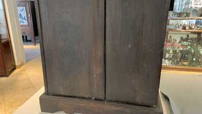 Un cabinet &agrave; deux portes en bois sculpt&eacute; incrust&eacute; de nacre, Chine ou Vietnam, 19&egrave;me