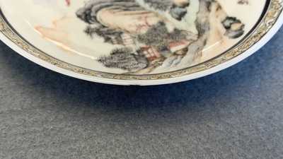 Une th&eacute;i&egrave;re et une paire de tasses et soucoupes en porcelaine de Chine, Yongzheng