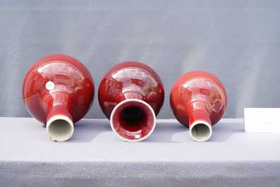 Drie Chinese flesvormige monochrome sang-de-boeuf vazen, 19/20e eeuw