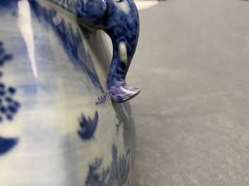 Een Chinese blauw-witte vaas met olifantenoren, Qianlong