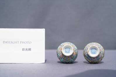 Twee Chinese famille rose miniatuur vaasjes, Qianlong merk, Republiek