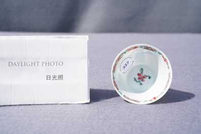 Une tasse et soucoupe en porcelaine de Chine famille rose &agrave; d&eacute;cor d'une sc&egrave;ne de th&eacute;, Yongzheng/Qianlong