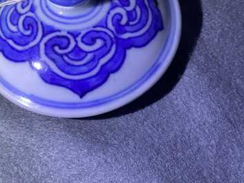 Un pot couvert en porcelaine de Chine en bleu et blanc &agrave; d&eacute;cor de rinceaux de lotus, &eacute;poque Transition