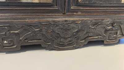 Un cabinet &agrave; deux portes en bois sculpt&eacute; incrust&eacute; de nacre, Chine ou Vietnam, 19&egrave;me