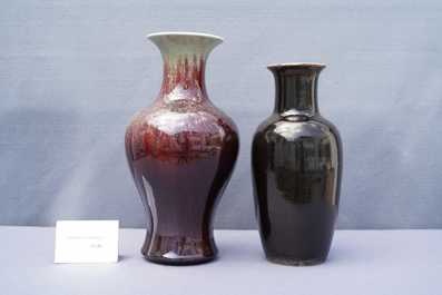Deux vases en porcelaine de Chine &agrave; &eacute;mail flamb&eacute;, 19&egrave;me