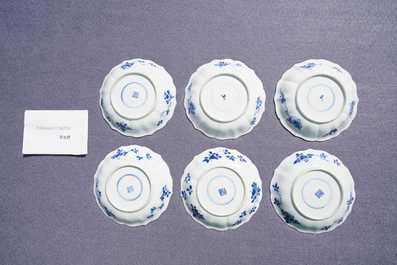 Zes Chinese blauw-witte koppen en schotels, Kangxi