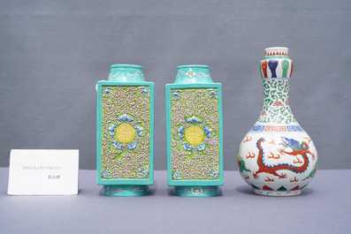 Une paire de vases de forme 'cong' en porcelaine de Chine et un vase wucai &agrave; d&eacute;cor de dragon, 19/20&egrave;me