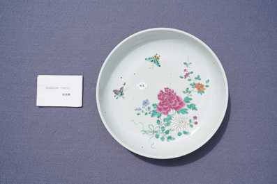 A Chinese famille rose 'butterflies and flowers'  dish, 18/19th C.