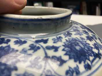 Een Chinese blauw-witte en celadon vaas met lotusslingers, Ming