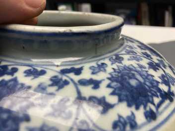 Un vase en porcelaine de Chine en bleu et blanc &agrave; fond c&eacute;ladon, Ming