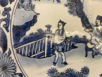 Un tr&egrave;s grand plat en porcelaine de Chine en bleu et blanc de type kraak &agrave; d&eacute;cor de Wang Xizhi, Wanli