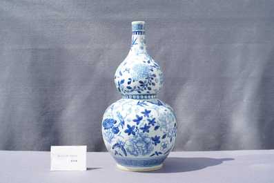 Un vase de forme double gourde en porcelaine de Chine en bleu et blanc, 19&egrave;me