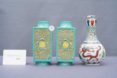 Une paire de vases de forme 'cong' en porcelaine de Chine et un vase wucai &agrave; d&eacute;cor de dragon, 19/20&egrave;me
