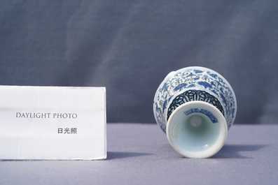 Een Chinese blauw-witte stem cup met Lan&ccedil;a inscripties, Qianlong merk en periode