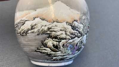 Une lanterne en porcelaine de Chine coquille d'oeuf &agrave; d&eacute;cor d'un paysage hivernale, R&eacute;publique