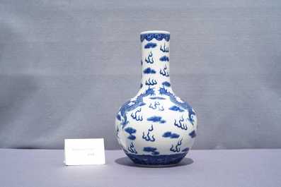 Un vase de forme bouteille en porcelaine de Chine en bleu et blanc, marque de Yongzheng, 19&egrave;me