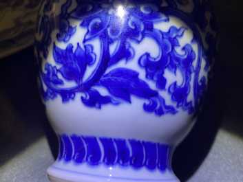 Un pot couvert en porcelaine de Chine en bleu et blanc &agrave; d&eacute;cor de rinceaux de lotus, &eacute;poque Transition
