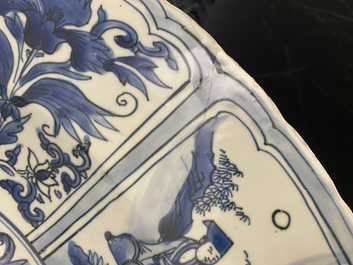 Un tr&egrave;s grand plat en porcelaine de Chine en bleu et blanc de type kraak &agrave; d&eacute;cor de Wang Xizhi, Wanli