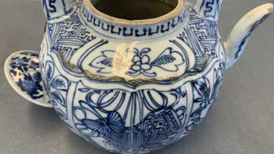 Een collectie Chinese en Japanse blauw-witte koppen en schotels en twee kannen, Wanli en later