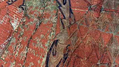 Une grande broderie horizontale &agrave; fond rouge, Chine, 19&egrave;me