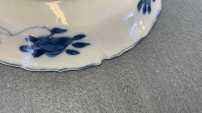 Een collectie Chinese en Japanse blauw-witte koppen en schotels en twee kannen, Wanli en later