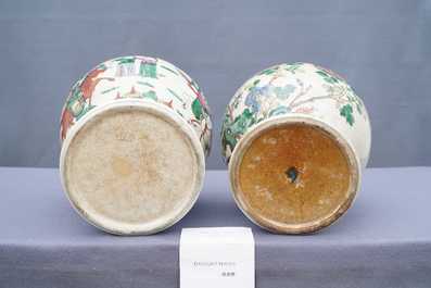 Trois vases en porcelaine de Chine famille rose et verte &agrave; fond craquel&eacute;, Chine, 19/20&egrave;me