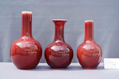 Drie Chinese flesvormige monochrome sang-de-boeuf vazen, 19/20e eeuw