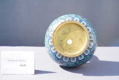 Een Chinese cloisonn&eacute; waterkan, 18/19e eeuw