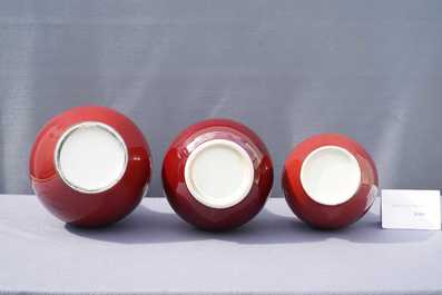 Drie Chinese flesvormige monochrome sang-de-boeuf vazen, 19/20e eeuw