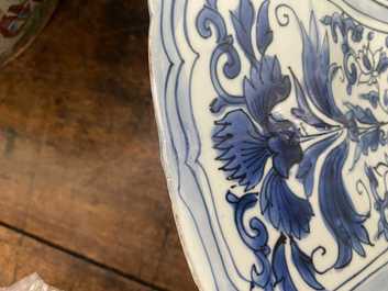 Un tr&egrave;s grand plat en porcelaine de Chine en bleu et blanc de type kraak &agrave; d&eacute;cor de Wang Xizhi, Wanli