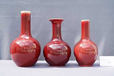 Drie Chinese flesvormige monochrome sang-de-boeuf vazen, 19/20e eeuw