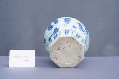 Un vase en porcelaine de Chine en bleu et blanc &agrave; d&eacute;cor de figures dans un paysage, &eacute;poque Transition