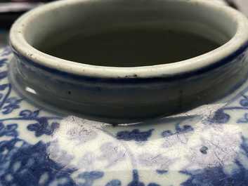 Un vase en porcelaine de Chine en bleu et blanc &agrave; fond c&eacute;ladon, Ming