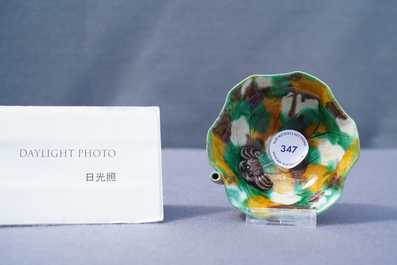 Un compte-gouttes en forme de lotus au crabe en porcelaine de Chine 'oeuf et &eacute;pinards', Kangxi