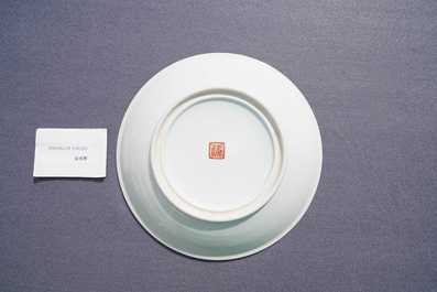 Deux plats en porcelaine de Chine famille rose, marque de Qianlong, R&eacute;publique