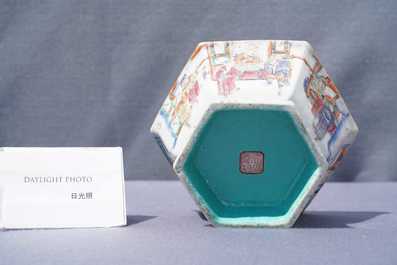 Een Chinese hexagonale famille rose kom, Tongzhi merk en periode