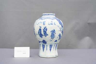 Un vase en porcelaine de Chine en bleu et blanc &agrave; d&eacute;cor de figures dans un paysage, &eacute;poque Transition