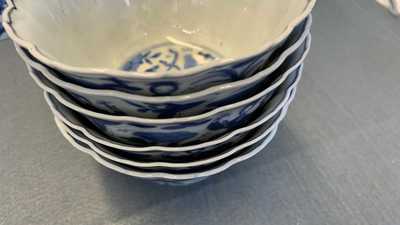 Une collection de tasses et soucoupes et deux verseuses en porcelaine de Chine et de Japon en bleu et blanc, Wanli et apr&egrave;s