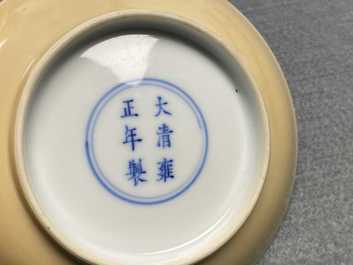 Une paire de coupes en porcelaine de Chine aux dos &eacute;maill&eacute;s caf&eacute; au lait, marque et &eacute;poque de Yongzheng