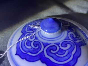 Un pot couvert en porcelaine de Chine en bleu et blanc &agrave; d&eacute;cor de rinceaux de lotus, &eacute;poque Transition